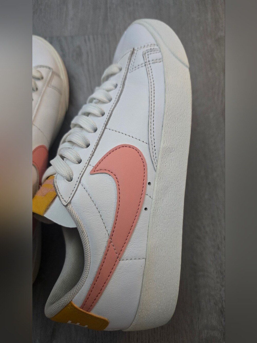 Nike Blazer Low Summit White Pink Sneaker Womens Size 6.5 AV9370-112